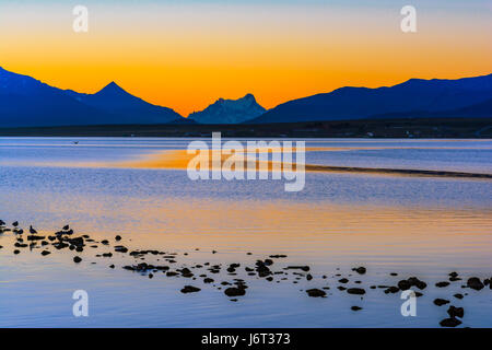 Golfo Almirante Montt,Puerto Natales, Cile - acque del Pacifico in Cile, Patagonia, regione di Magallanes al tramonto Foto Stock