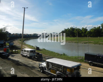 Questa immagine mostra lo sviluppo urbano lungo Calumpang Street vicino al Marikina River Park. L'area è caratterizzata da edifici e infrastrutture moderne, che evidenziano la crescita della città di Marikina come centro commerciale e residenziale. Foto Stock