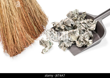 Scopa accartocciata sweep di dollari in un bidone della spazzatura isolato su uno sfondo bianco Foto Stock
