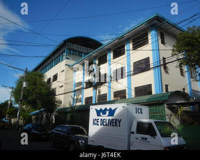 Questo si riferisce a Barangay Santa Elena, una comunità di Marikina City, Filippine, con una scuola superiore situata lungo Shoe Avenue, una strada importante conosciuta per il suo ruolo storico nell'industria calzaturiera. Foto Stock