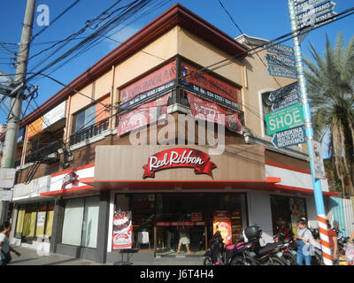 Questa immagine mostra un'area commerciale a Barangay Santa Elena, Marikina City. Presenta un mercato, un centro commerciale ed edifici lungo Shoe Avenue, una strada famosa della città. L'area è un centro commerciale, commerciale e commerciale locale a Marikina. Foto Stock