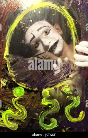 La faccia di Mime dietro il vetro con multi-colore di macchie e punti di domanda Foto Stock