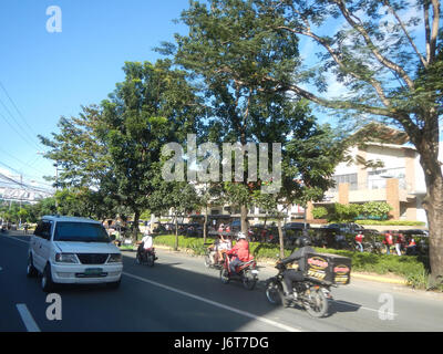 Questa immagine raffigura Barangays Dela Paz e Santa Cruz ad Antipolo, Rizal, situato lungo la Sumulong Highway. La foto cattura la vista panoramica e lo sviluppo urbano di queste comunità locali, mostrando le loro infrastrutture e la miscela rurale-urbana nelle Filippine. Foto Stock