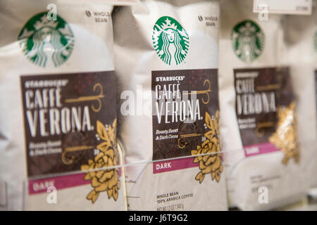 Sacchetti di marchio Starbucks Verona Caffe caffè macinato per espresso sullo scaffale di un negozio di alimentari Foto Stock