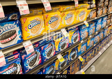 Un cappuccio di estremità la visualizzazione di Betty Crocker marca torta boxed mescolare in un negozio di alimentari Foto Stock