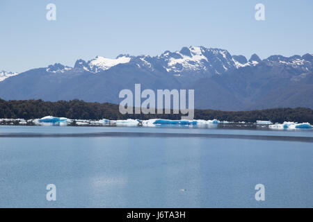 Pezzi di San Rafael glacier galleggiante in acqua. Il Cile. Foto Stock
