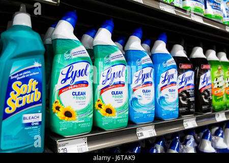 Una fila di marca tazza igienica pulitori su un fruttivendolo ripiano. Foto Stock