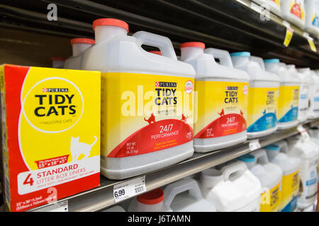 Contenitori di plastica di Purina Tidy Cats marca lettiera di gatto sullo scaffale di un negozio di alimentari Foto Stock