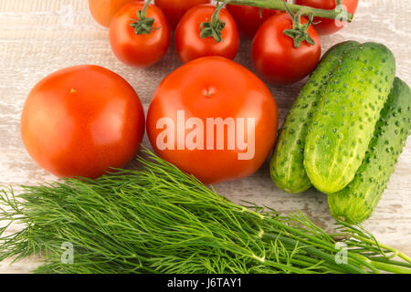 Cetriolo, pomodoro, pepe e finocchio su un bianco sullo sfondo di legno vicino fino Foto Stock