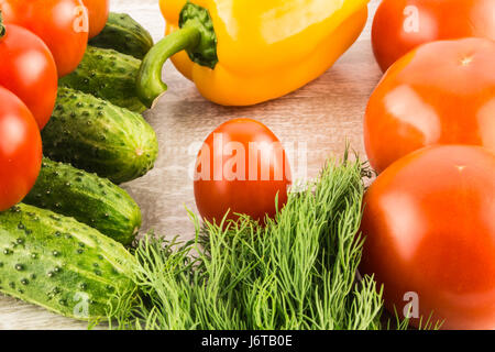 Cetriolo, pomodoro, pepe e finocchio su un bianco sullo sfondo di legno vicino fino Foto Stock