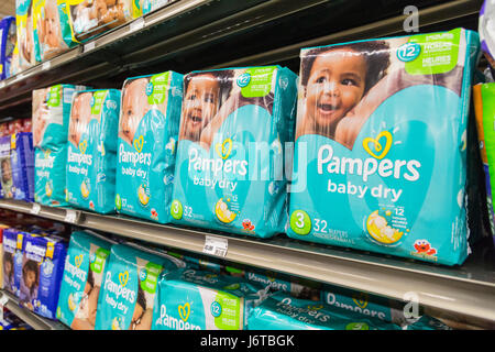 Confezioni di pampers pannolini di marca su uno scaffale di un negozio di alimentari Foto Stock