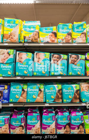 Confezioni di Pampers pannolini di marca su uno scaffale di un negozio di alimentari Foto Stock