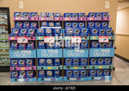 Un grande display di Oreo cookie in un negozio di alimentari Foto Stock