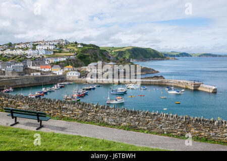 Guardando verso il basso sulla Mevagissey Harbour, Cornwall, England, Regno Unito Foto Stock