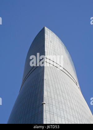 La ricerca di una delle torri a fiamma grattacieli di Baku, Azerbaijan, un imponente punto di riferimento della moderna architettura Foto Stock