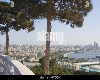 Baku, capitale dell'Azerbaigian, sulle rive del Mar Caspio, vista del centro città e il lungomare dal parco Dagustu Foto Stock