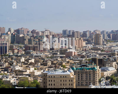 Baku, capitale dell'Azerbaigian, sulle rive del Mar Caspio, la vista della città interna highrises e la città vecchia, dal parco Dagustu Foto Stock