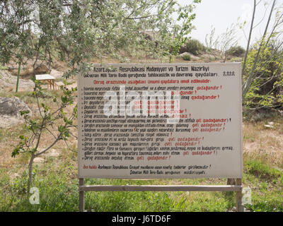 Gobustan Parco nazionale di un'ora a sud di Baku in Azerbaijan, offre 6000 antiche incisioni rupestri, un sito Patrimonio Mondiale dell'unesco, azera regole linguistiche segno Foto Stock