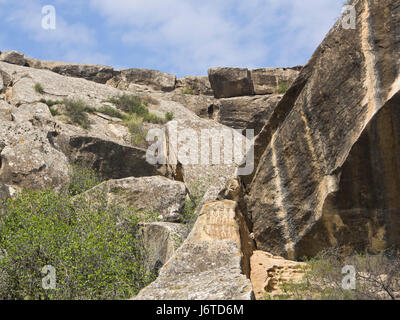 Gobustan Parco nazionale di un'ora a sud di Baku in Azerbaijan, offre paesaggi straordinari e 6000 antiche incisioni rupestri, un sito Patrimonio Mondiale dell'unesco Foto Stock