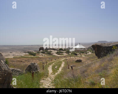 Gobustan Parco nazionale di un'ora a sud di Baku in Azerbaijan, offre paesaggi straordinari e 6000 antiche incisioni rupestri, un sito Patrimonio Mondiale dell'unesco Foto Stock