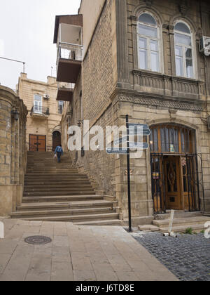 Baku old town, Icheri sheher, area nella parte interna della città circondata da mura di fortificazione, sito Patrimonio Mondiale dell'Unesco, dettagli di edifici e strade Foto Stock