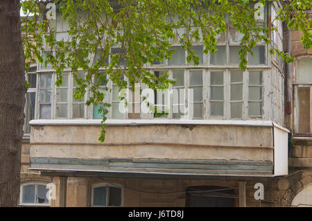 Baku old town, Icheri sheher, area nella parte interna della città circondata da mura di fortificazione, sito Patrimonio Mondiale dell'Unesco, dettagli di edifici e strade Foto Stock