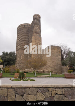 La fanciulla torre a Baku old town, Icheri sheher, area nella parte interna della città circondata da mura di fortificazione, un sito Patrimonio Mondiale dell'Unesco Foto Stock