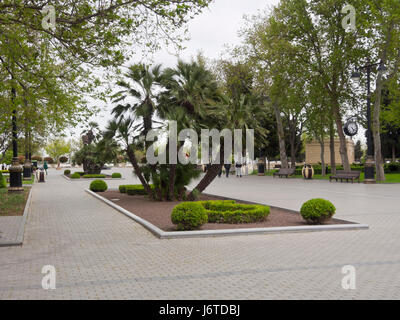 Milli park tra Neftchilar Avenue e la costa del Mar Caspio, un oasi di verde e passeggiata nel centro della capitale Baku in Azerbaijan Foto Stock