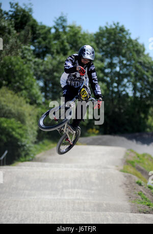 Bournemouth Bike Park, Dorset, Regno Unito. 21 Maggio, 2017. Rider in azione al Bournemouth Bike Park durante il round 6 del sud BMX Serie Regionale 2017. Credito: David Partridge/Alamy Live News Foto Stock