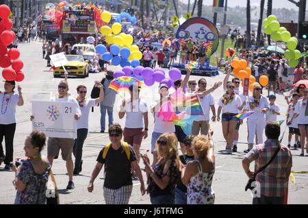 Los Angeles, California, USA. 21 Maggio, 2017. Migliaia di persone si prendono per le strade per la trentaquattresima edizione annuale di Gay Pride Parade di Long Beach, in California, il 21 maggio 2017. Credito: Ringo Chiu/ZUMA filo/Alamy Live News Foto Stock