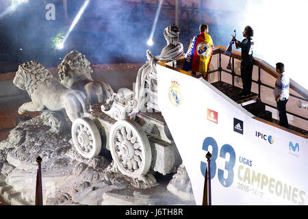 Madrid, Spagna. 21 Maggio, 2017. Celebrazione del Real Madrid vincendo la sua trentatreesima La Liga campionato in piazza Cibeles. Nella foto vediamo Sergio Ramos Garcia (4) del Real Madrid in player. La Liga tra Real Madrid vs Malaga CF al Santiago Bernabeu Stadium in Madrid, Spagna, 21 maggio 2017 . Credito: Gtres Información más Comuniación on line,S.L./Alamy Live News Foto Stock