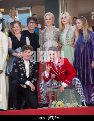 Cannes, Francia. 21 Maggio, 2017. CANNES, Francia. 21 maggio 2017: John Cameron Mitchell, Elle Fanning, Nicole Kidman & cast alla premiere per 'Come parlare con le ragazze a parti" al settantesimo Festival de Cannes, Cannes, Francia. Credito Foto: Sarah Stewart/Alamy Live News Foto Stock