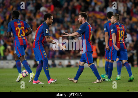Barcellona, Spagna. 21 Maggio, 2017. Barcellona il Lionel Messi (3 L) celebra con Neymar dopo rigature durante la prima divisione spagnola partita di calcio tra FC Barcelona e SD Eibar allo stadio Camp Nou a Barcellona, Spagna, 21 maggio 2017. Credito: Pau Barrena/Xinhua/Alamy Live News Foto Stock