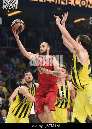 Istanbul. 21 Maggio, 2017. Vassilis Spanoulis (C) di Olympiacos Pireo va per un colpo durante la finale di Eurolega di basket torneo contro Olympiacos Pireo ad Istanbul in Turchia il 21 maggio 2017. Fenerbahce Istanbul ha vinto il campione da 80-64. Credito: Egli Canling/Xinhua/Alamy Live News Foto Stock