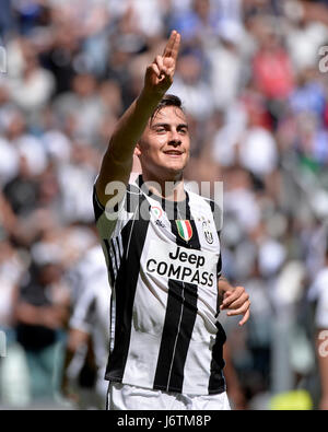 Torino, Italia. 21 Maggio, 2017. La Juventus' Paulo Dybala celebra dopo egli punteggi del team secondo obiettivo durante il campionato italiano di una partita di calcio tra Juventus e Crotone in Torino il 21 maggio 2017. Credito: Alberto Lingria/Xinhua/Alamy Live News Foto Stock