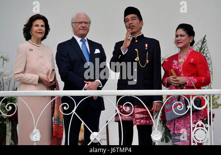 Bogor, Indonesia. 22 Maggio, 2017. Il Presidente indonesiano Joko Widodo (seconda R) e sua moglie Iriana (1R) mostrano un Botanico Bogor graden per il re svedese Carl XVI Gustav (2 L) e Regina Silvia durante la loro visita a Bogor, West Java provincia, Indonesia, 22 maggio 2017. Credito: Zulkarnain/Xinhua/Alamy Live News Foto Stock