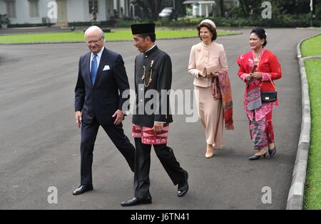 Bogor, Indonesia. 22 Maggio, 2017. Il Presidente indonesiano Joko Widodo (2 L) e sua moglie Iriana (1R) a parlare con il re svedese Carl XVI Gustav (1L) e Regina Silvia durante la loro visita a Bogor, West Java provincia, Indonesia, 22 maggio 2017. Credito: Zulkarnain/Xinhua/Alamy Live News Foto Stock