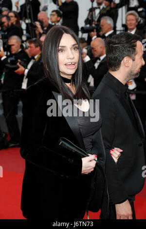 Cannes, Francia. 21 Maggio, 2017. Beatrice Dalle arriva alla premiere di "Storie di Meyerowitz' durante il settantesimo annuale di Cannes Film Festival presso il Palais des Festivals a Cannes, Francia, il 21 maggio 2017. Foto: Hubert Boesl - nessun filo SERVICE - foto: Hubert Boesl//dpa/Alamy Live News Foto Stock