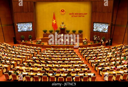 Hanoi. 22 Maggio, 2017. Foto scattata il 22 Maggio 2017 mostra la cerimonia di apertura della terza sessione del Vietnam la XIV Assemblea Nazionale ad Hanoi, Vietnam. Il governo vietnamita è determinata a realizzare l'obiettivo di 6,7 percento di crescita economica impostata per questo anno la permanente vietnamita il vice primo ministro ha detto qui il lunedì quando il paese' top legislatura convocato. Credito: Tran Nguyen Duc/Xinhua/Alamy Live News Foto Stock