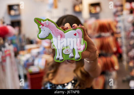 Berlino, Germania. Il 17 maggio 2017. Unicorn cioccolato in vendita. il 17 maggio 2017 a Berlino, Germania. Foto: picture alliance/Robert Schlesinger | in tutto il mondo di utilizzo/dpa/Alamy Live News Foto Stock