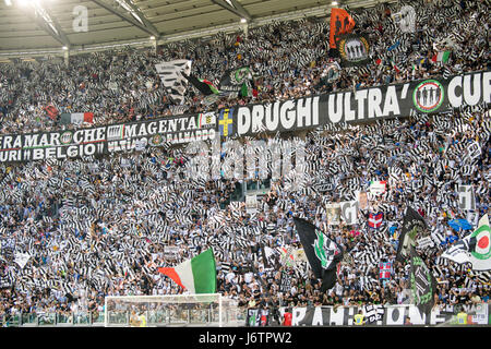 Tifosi bianconeri, 21 maggio 2017 - Calcio : Italiano 'Serie A' match tra Juventus FC 3-0 Crotone a Juventus Stadium di Torino, Italia. (Foto di Maurizio Borsari/AFLO) Foto Stock