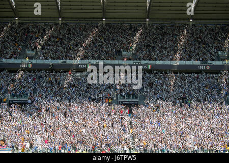 Tifosi bianconeri, 21 maggio 2017 - Calcio : Italiano 'Serie A' match tra Juventus FC 3-0 Crotone a Juventus Stadium di Torino, Italia. (Foto di Maurizio Borsari/AFLO) Foto Stock