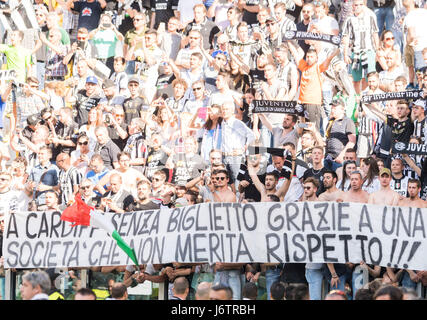 Torino, Italia. 21 Maggio, 2017. La Juventus tifosi di calcio/calcetto : Italiano 'Serie A' match tra Juventus FC 3-0 Crotone a Juventus Stadium di Torino, Italia . Credito: Maurizio Borsari/AFLO/Alamy Live News Foto Stock