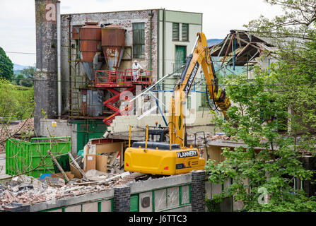 La scheggiatura, Lancashire, Regno Unito. 22 Maggio, 2017. La demolizione di Berry's Chairworks edifici, Chipping, Lancashire. È la fase finale della demolizione delle ex H.J. Berry e SonsÕ factory che chiuse nel 2010 quando è andato a administration portando alla fine a 170 anni di attività. Era famosa per la fretta di sedie e mobili raffinati. Credito: John Eveson/Alamy Live News Foto Stock