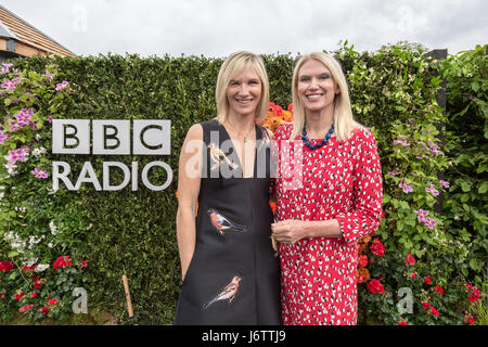 Londra, Regno Unito. 22 Maggio, 2017. Jo Whiley e Anneka riso dalla BBC Radio 2 per posa foto per la stampa. RHS Chelsea Flower Show © Guy Corbishley/Alamy Live News Foto Stock