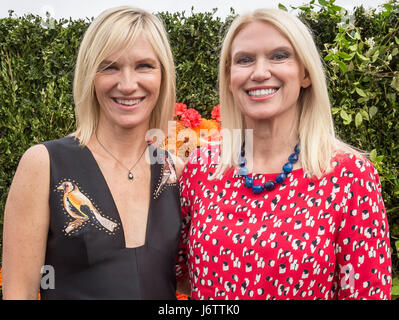 Londra, Regno Unito. 22 Maggio, 2017. Jo Whiley e Anneka riso dalla BBC Radio 2 per posa foto per la stampa. RHS Chelsea Flower Show © Guy Corbishley/Alamy Live News Foto Stock