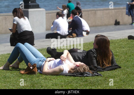 Londra, Regno Unito. 22 Maggio, 2017. Città i lavoratori trascorrono la pausa pranzo in sotto il sole e un clima caldo e su Londra Riverside come le temperature sono in aumento nella metà 20 Celsius. Credito: amer ghazzal/Alamy Live News Foto Stock