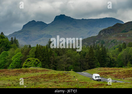 Paesaggi intorno a elterwater e poco langdale su una calda giornata di primavera. Foto Stock