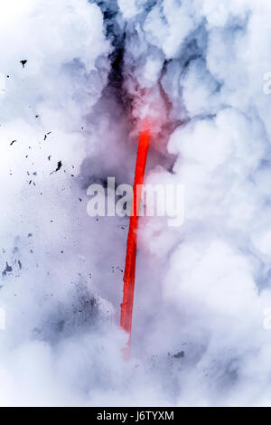 Un flusso di lava sulla Big Island delle Hawaii conosciute come la manichetta antincendio ne immette nell'atmosfera magma fuso dal vulcano Kilauea nell'oceano, causando esplosioni e forma Foto Stock