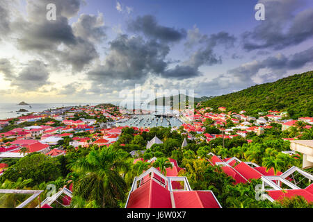 Saint Barthelemy skyline e il porto del Mar dei Caraibi. Foto Stock